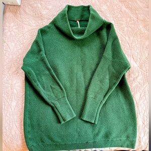 Women’s Free People Green Knit Tunic Sweater Size SM super warm EUC